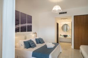伊斯基亚Apollon Club & Thermal Spa的一间卧室配有一张带蓝色和白色枕头的床