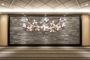 台中市福尔摩沙联盟草悟道酒店的墙上挂着花画
