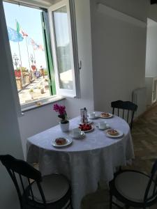 内米Holiday Homes - mini spa - Nemi (Roma)的一张桌子上放着白色桌布