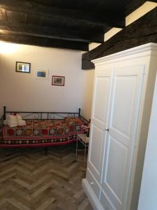 内米Holiday Homes - mini spa - Nemi (Roma)的卧室配有床和白色门