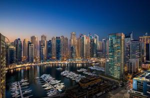 迪拜Millennium Place Dubai Marina的海港内船只的城市景观