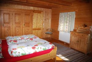 SchöderBauernhof Hatzlhof的小木屋内一间卧室,配有一张床