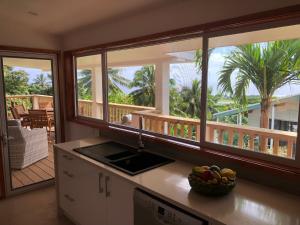 Pacific views, tranquil location, large home Navy House 2的厨房或小厨房