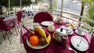 科托尔波克耶斯基德沃瑞酒店的一张桌子,上面有水果,放在粉红色的桌布上