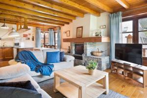 GessaLuderna - Apartamento Orri A4的带沙发和壁炉的客厅