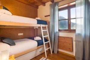 GessaLuderna - Apartamento Orri A4的双层床间,设有靠窗的梯子