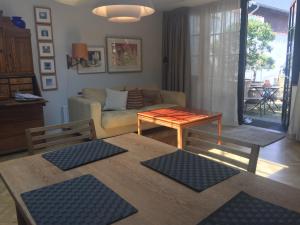 哥本哈根克尔夫维出租公寓的客厅配有沙发和桌子