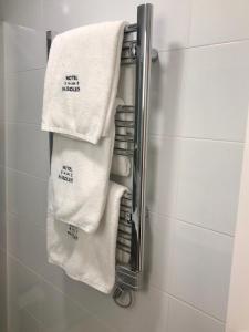 科尔多瓦San Pablo Rooms的浴室内毛巾架和白色毛巾