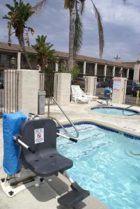安纳海姆Queens Inn Anaheim的游泳池旁的椅子