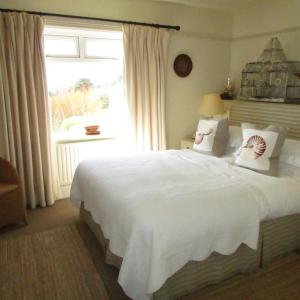 波特斯卡托漂流木酒店的卧室配有一张大白色床和窗户