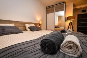克拉多沃Miido Apartments的一间卧室配有两张床和黑色毛巾。