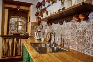 多尔加利La casa del Balivo的厨房配有水槽和木制台面