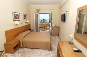 阿吉亚玛丽娜卡特里娜酒店的一间酒店客房 - 带一张床和一间浴室