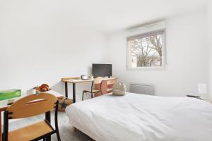 第戎内雷塞德-克洛斯莫洛公寓的一间卧室配有一张床、一张书桌和一个窗户。