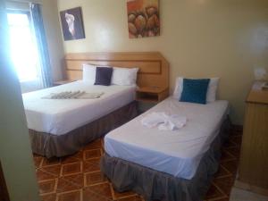 弗朗西斯敦Ntshe River Lodge的两张位于酒店客房的床,配有毛巾