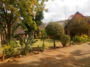 弗朗西斯敦Ntshe River Lodge的房屋前带篮球架的花园