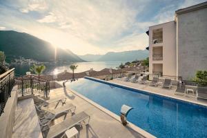 科托尔HUMA Kotor Bay Hotel and Villas的酒店游泳池享有水景
