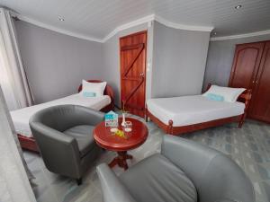 弗利康弗拉克金海滩度假酒店的客房设有两张床、一张沙发和一张桌子。