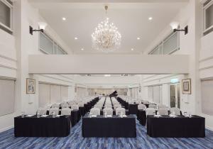 高雄汉来大饭店的大型客房配有桌椅和吊灯。