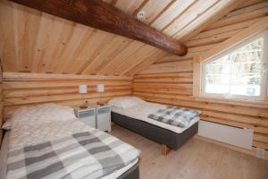 菲奈斯达伦Timmervillan的小木屋内一间卧室,配有两张床