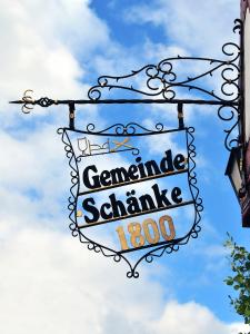 WanfriedLandhotel Gemeindeschänke的建筑物上钠胺标志的标志