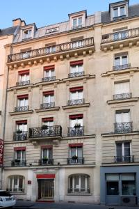 巴黎拉米拉尔酒店的一座大型石头建筑,设有窗户和阳台