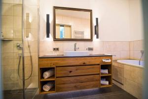 科尔姆贝格伯格库姆贝格酒店的一间带水槽、镜子和淋浴的浴室