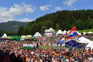 施皮尔贝格GrandPrixCamp, closest to the Red Bull Ring, up to 4 guests in a tent的一群人站在节日里