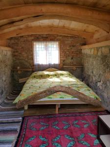 普列夫利亚Eco Camp Dzogaska Vrela的阁楼间设有一张大床,设有窗户