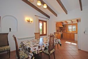 塞尔瓦Villa Tabou的一间带桌子的用餐室和一间厨房