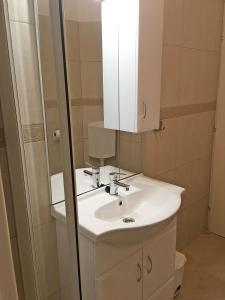 鲍洛通费尼韦什Balatonfenyves - Munkácsy u. 6.的浴室设有白色水槽和镜子