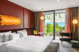 TsinandaliTsinandali Estate, A Radisson Collection Hotel的酒店客房设有一张床和一个大窗户