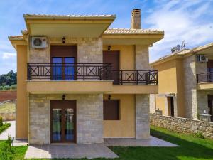 诺亚福克New build cozy maisonette in Nea Fokea, Chalkidiki - fevillas-com的房屋的顶部设有阳台