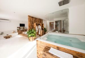 赫尔格达Meraki Resort - Adults Only的大型浴室设有大型木制浴缸。