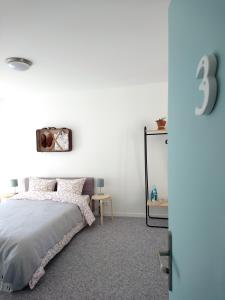 里摩日Cool Places的白色卧室配有床和镜子