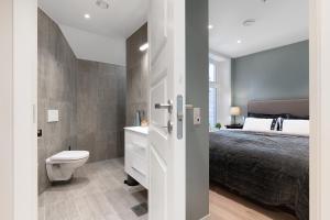 卑尔根Barfot Apartments的一间带床和卫生间的浴室