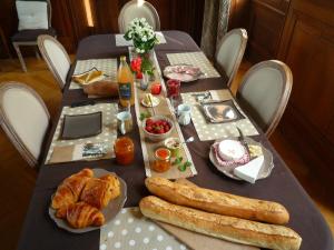 Le Plessier-RozainvillersChâteau de Plessier-Roza的一张桌子,上面放着面包和糕点