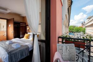 克拉科夫维罗波莱酒店的客房设有一张床和一个美景阳台