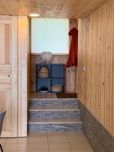 卡斯姆Small Vinter Summer House的走廊上设有楼梯,房间设有门