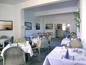 塞巴特阿尔贝克斯特拉多斯别墅酒店的餐厅配有桌椅和白色的桌布
