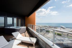 巴塞罗那巴塞罗那公主酒店的设有一个配有浴缸的海景阳台。
