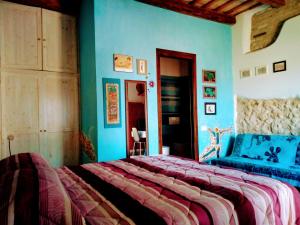 贝尔蒂诺罗la cana dolce的一间卧室设有一张大床和蓝色的墙壁