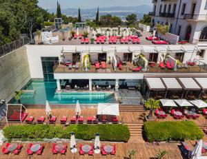 巴塞罗那福洛利达GL纪念碑格兰酒店的享有酒店空中美景,设有游泳池