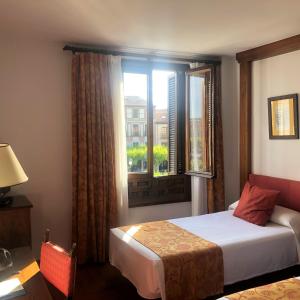 阿尔卡拉德荷那利斯埃尔比蒂尔酒店的酒店客房设有床和窗户。