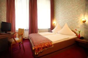 特里尔阿斯托利亚酒店的酒店客房,配有床和电视