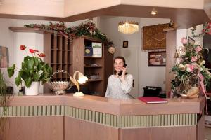 特里尔阿斯托利亚酒店的一位在柜台上用手机说话的女人