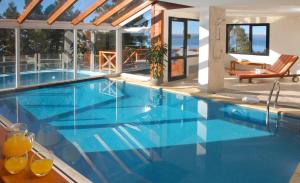 圣卡洛斯-德巴里洛切南加泰罗尼亚Spa公寓酒店的一座蓝色水的大型游泳池