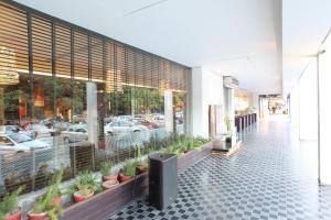 钱德加尔玛雅酒店的旁边是种盆栽植物的建筑