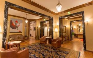 柏林柏林梅耶精品酒店的客厅配有沙发和桌椅