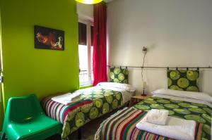 莱昂布兰卡住宿加早餐旅馆的绿色客房 - 带两张床和椅子